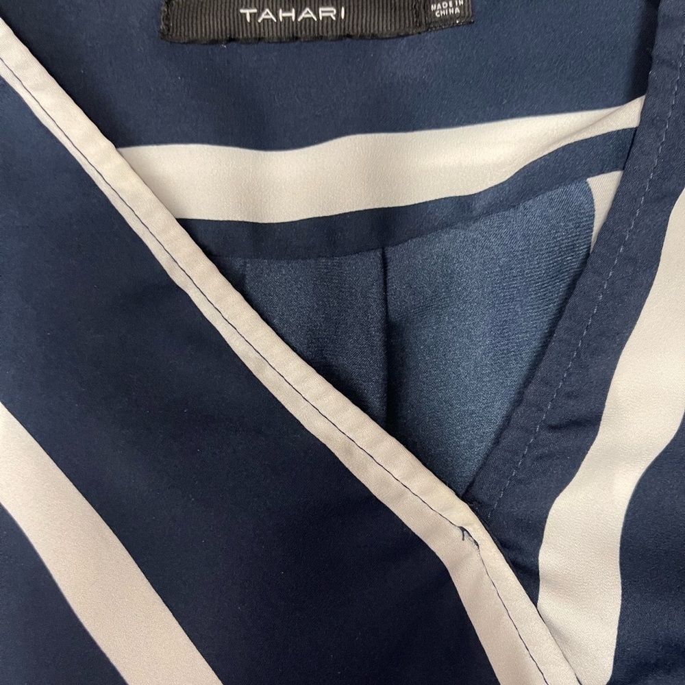 New Women TAHARI size small blouse blue and white - Picture 3 of 5